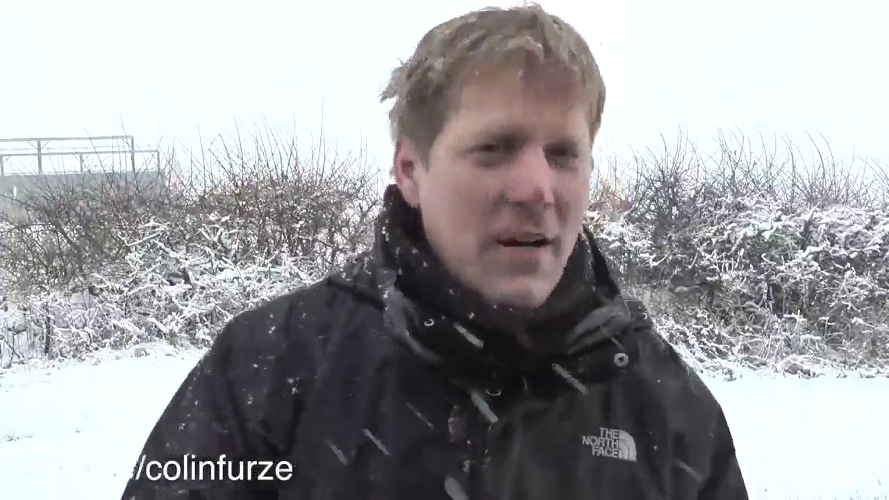 在宝马敞篷车上堆个大雪人 带它玩加速