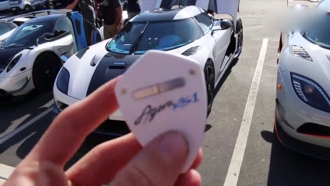 柯尼塞格拿出车钥匙后，打开引擎盖才知道跑车轮胎有多宽