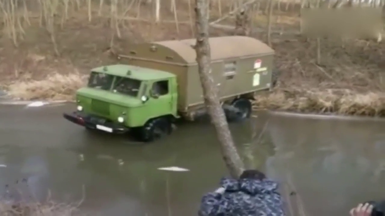 极限越野嘎斯66卡车，5米深的泥潭很轻松