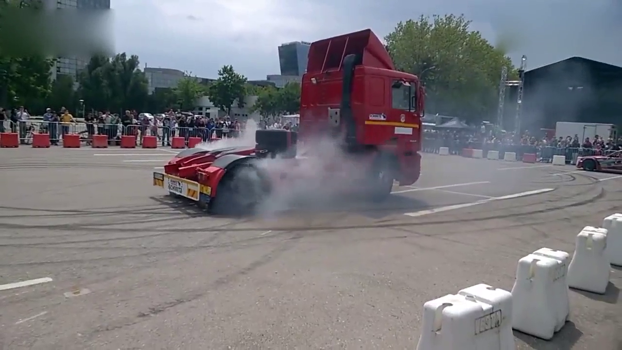 老司机开卡车来参加漂移赛，10秒后霸气才刚刚开始！