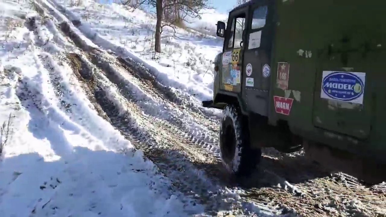 雪地打滑，看老司机开大卡车艰难爬坡，爬到中间上不去