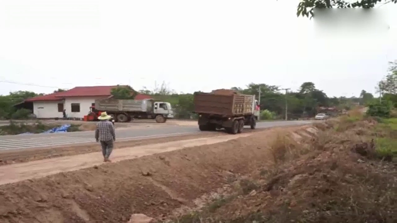 农民买了辆二手卡车，每天拉土赚钱，年底赚了二十万