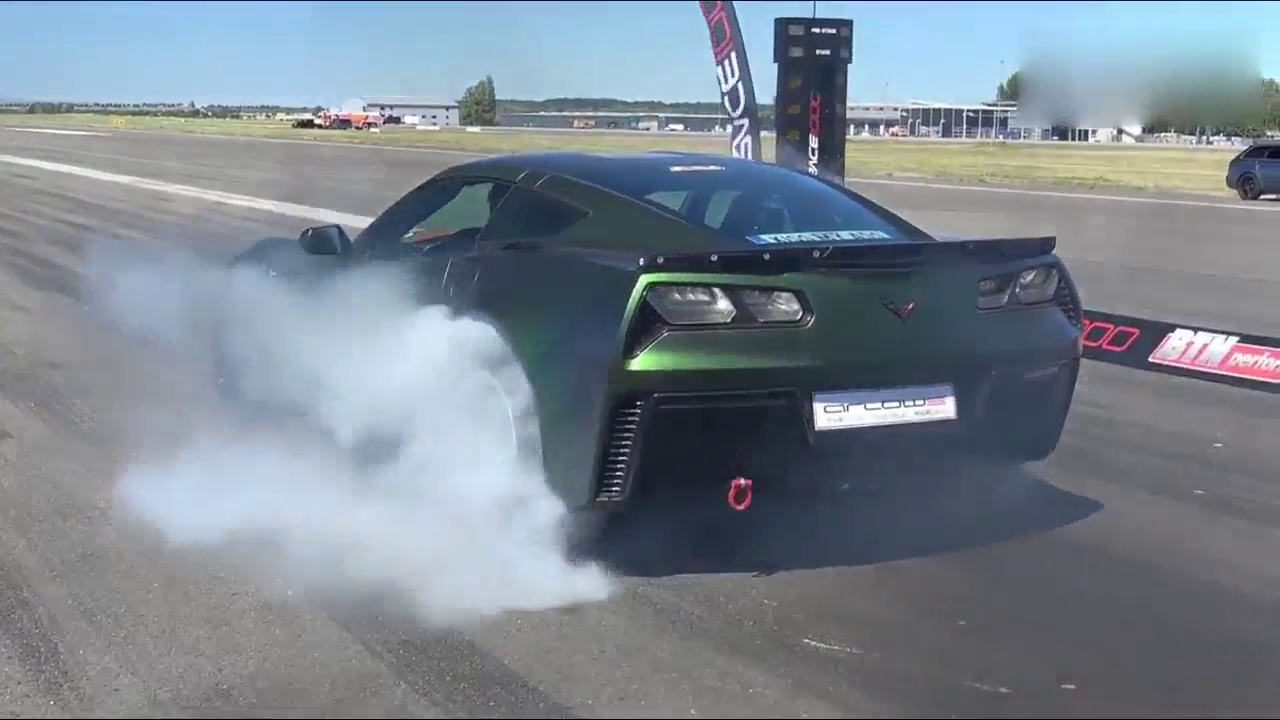 740匹马力科尔维特跑车，看到热胎留下碎屑那一刻，才知道多强悍