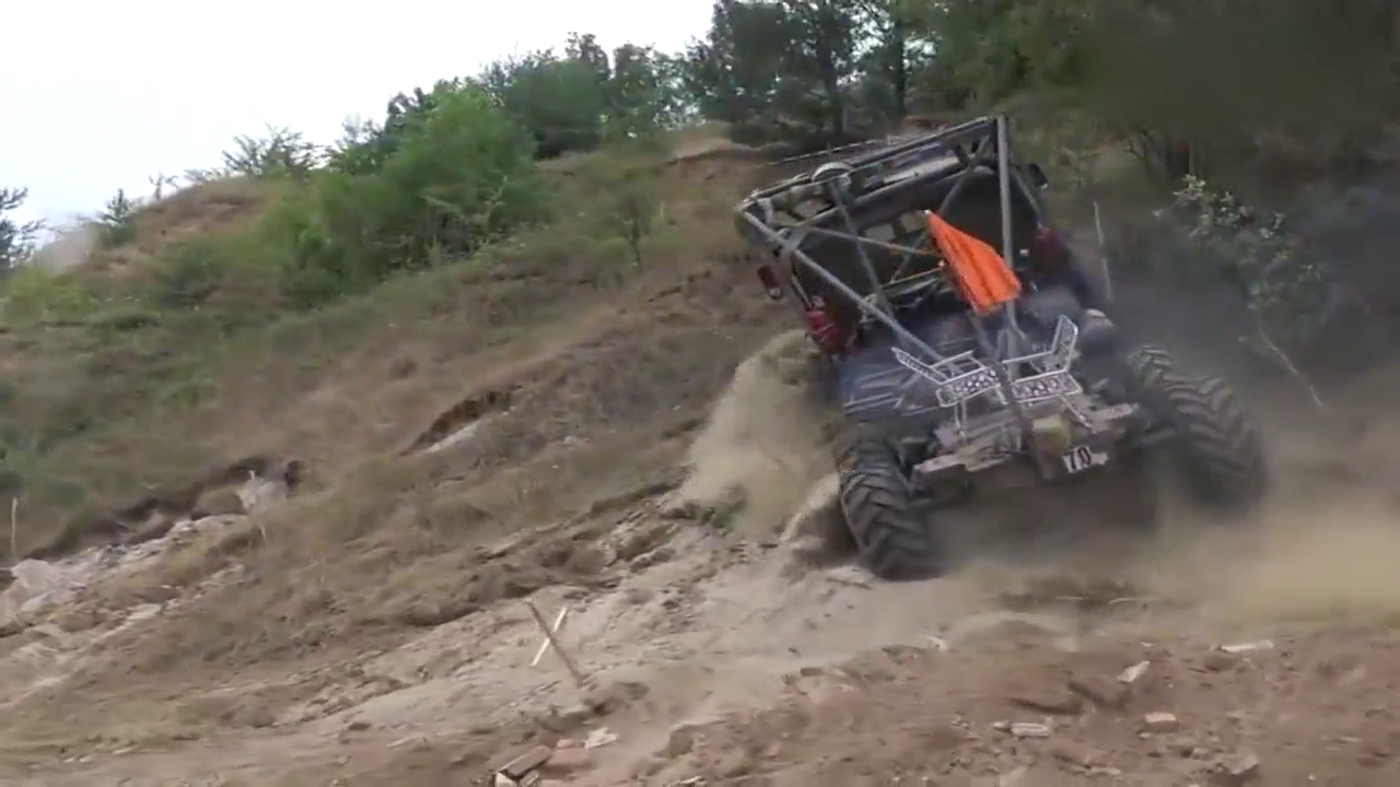 6x6越野卡车挑战陡坡，车子性能太强悍了！