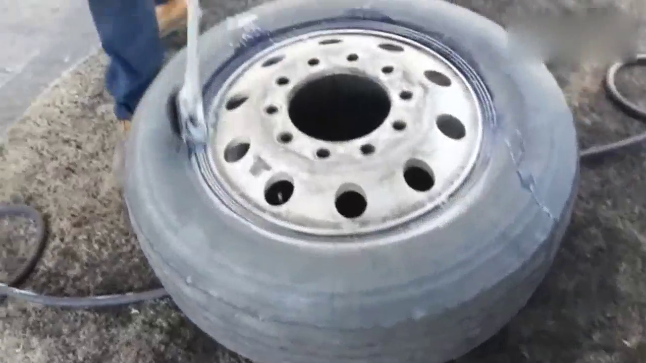 工人补大卡车轮胎时很大意，等最后充气时发觉不对劲，已经晚了