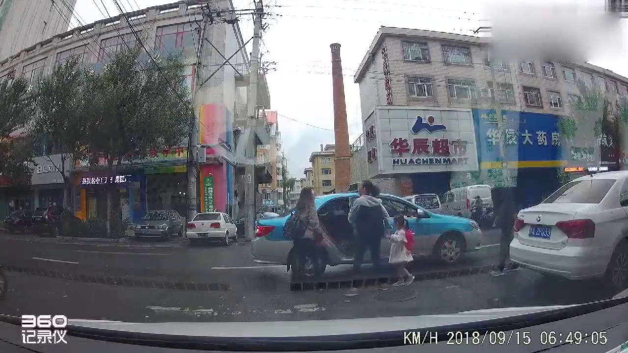 小姐姐一家四口坐出租车，司机就不怕超载吗，记录仪拍下全部过程