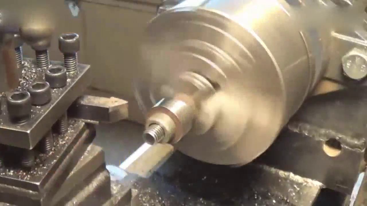 国外修车小伙用钢管和铁板打造燃气跑车，看完成品真服了