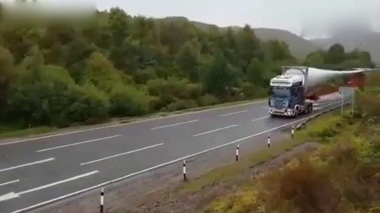 看看二十米长的大卡车怎么拐弯，这司机一个月五万元，厉害了