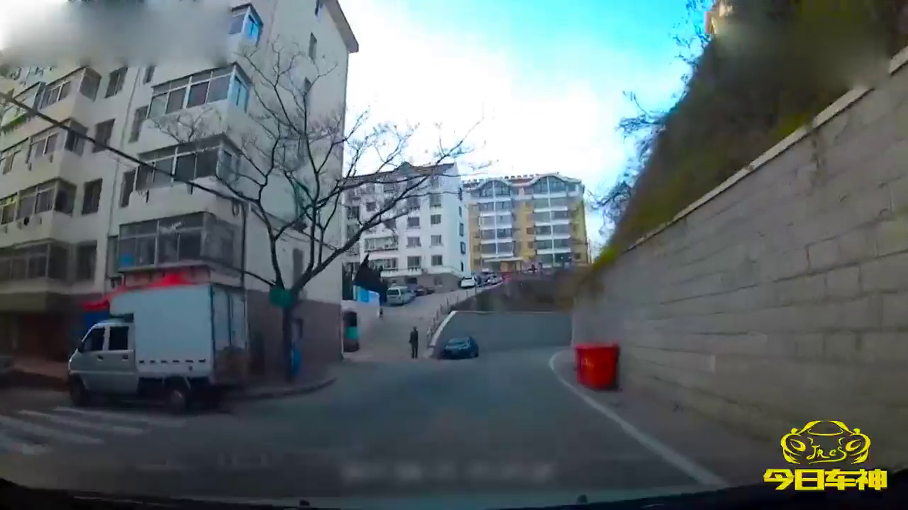 男童街上玩耍，结果冲向了大卡车！