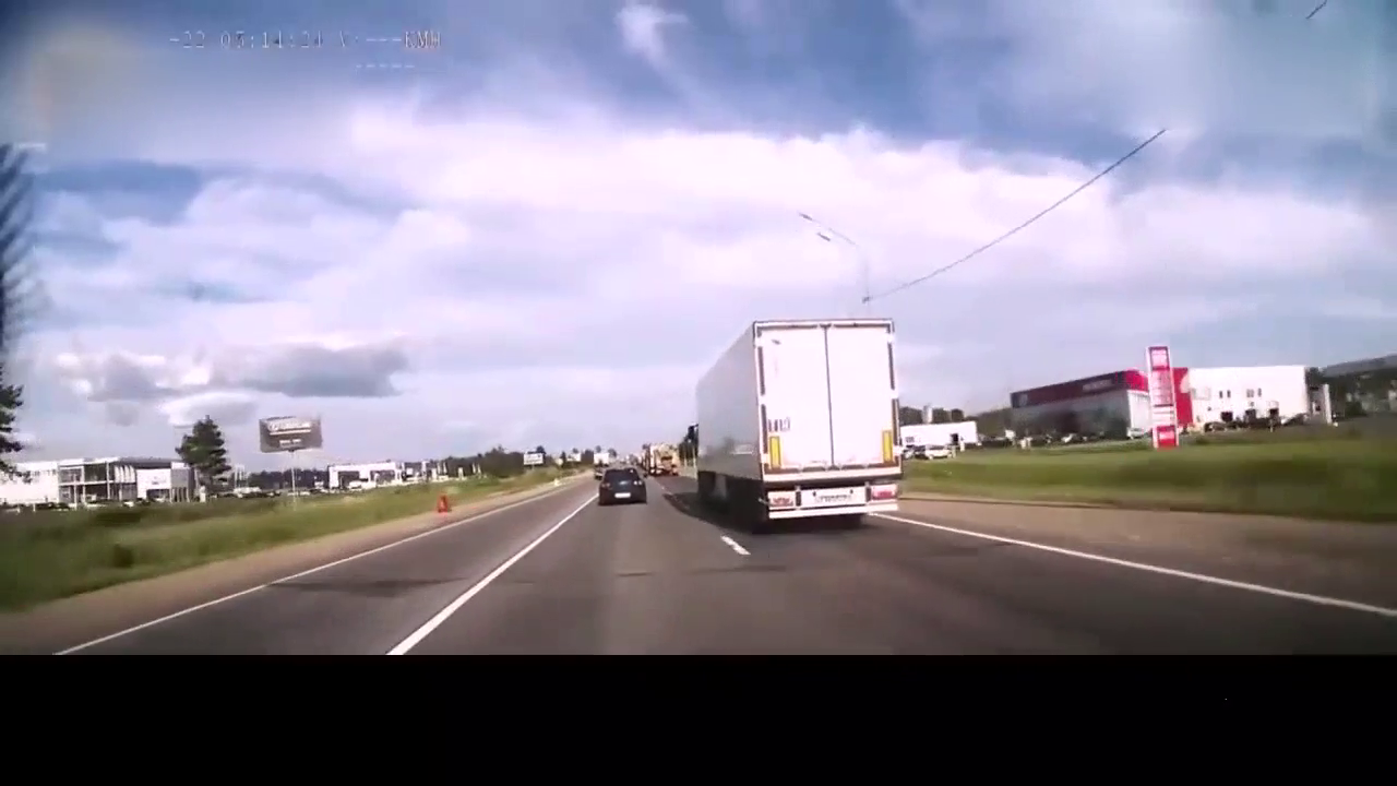 大货车司机打瞌睡猛撞大卡车崩飞私家车，这下让你清醒了吧
