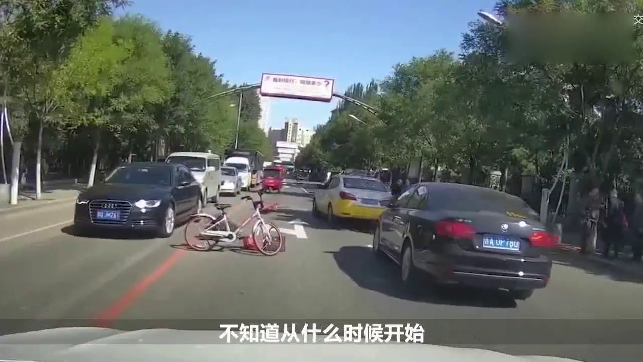 男子碰瓷出租车，称不给2000别想走，司机直接一脚踢在他脸上！