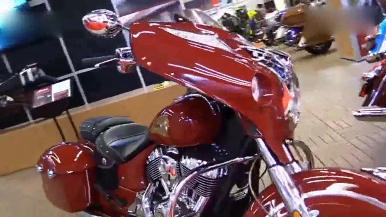 车展上发现了一款摩托车，款式特别漂亮，可惜买不起