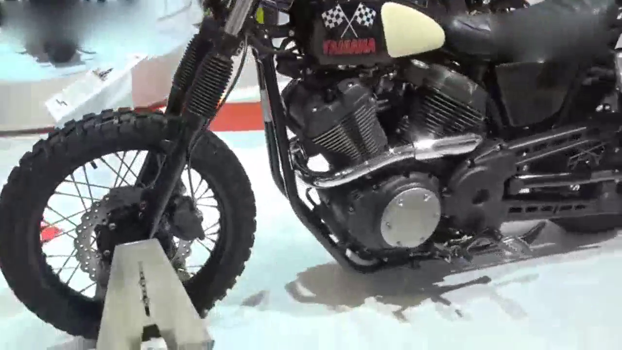 车展上展出的这辆雅马哈摩托车，发动机马力特别大，售价五千元