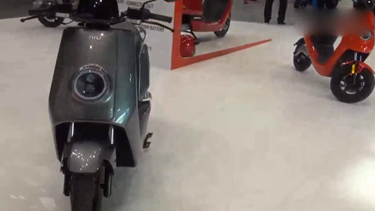 车展上发现了一款摩托车，细看有点不对劲，怎么回事