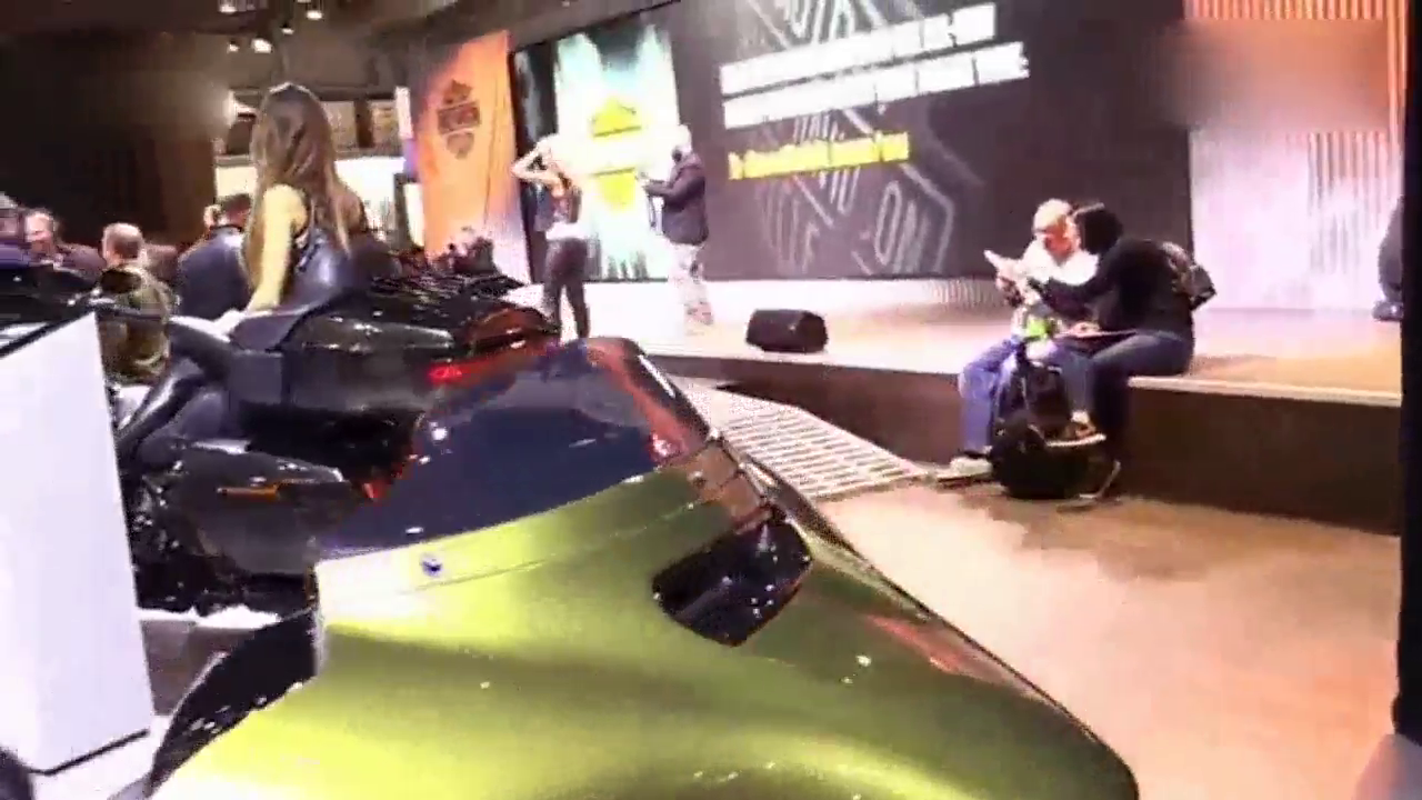 车展上展出的哈雷戴维森摩托车，还自带导航系统，才卖一万元