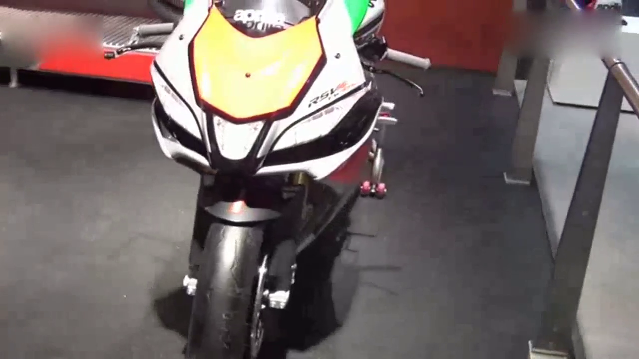 车展上发现一款摩托车，但一看价格气坏了，还不如买车