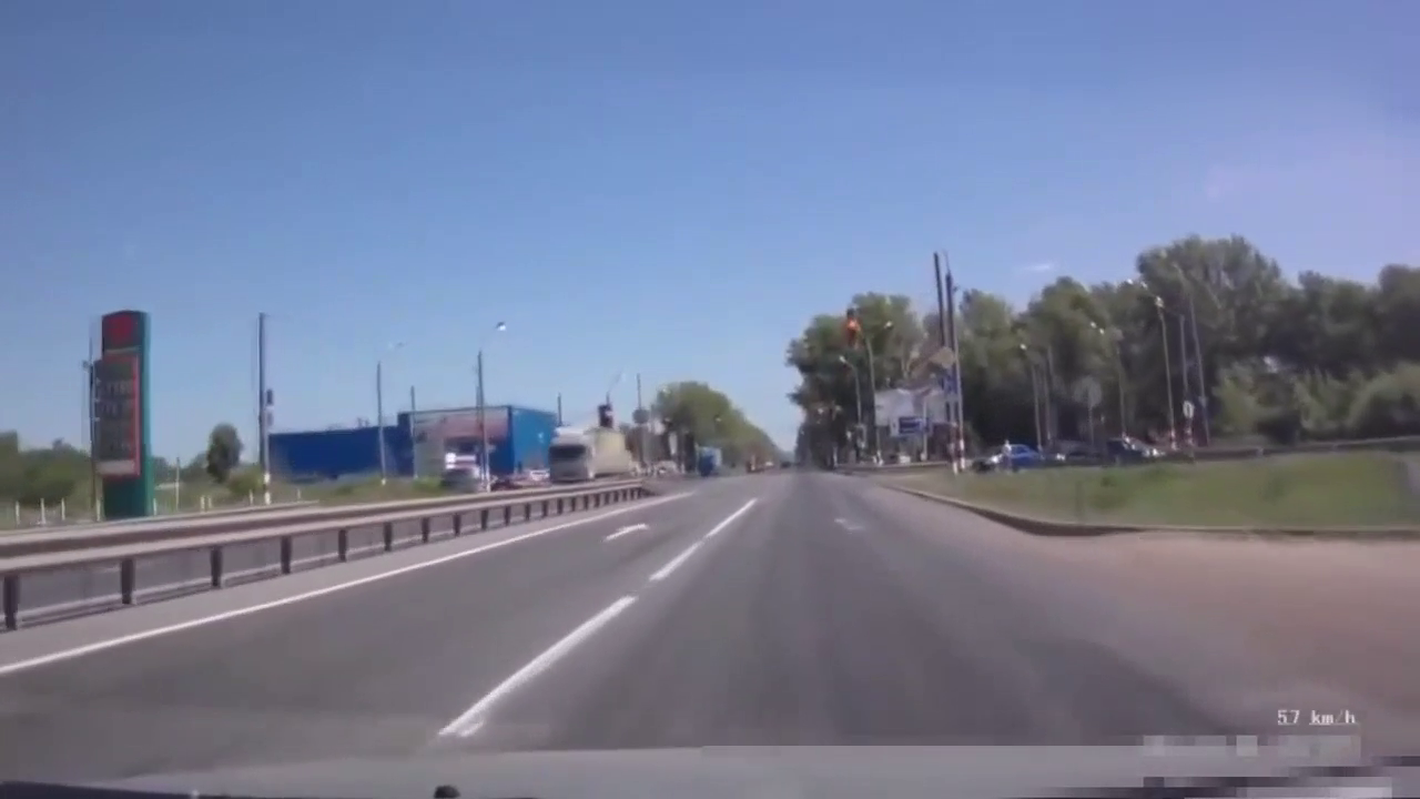 大货车闯红灯的威力实在太大了，出租车瞬间被撞翻车