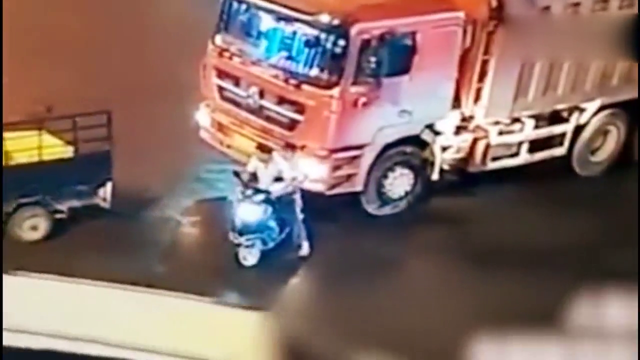 电动车遭卡车撞击，女子本有机会逃脱却仍遭碾压，监拍气愤一幕！