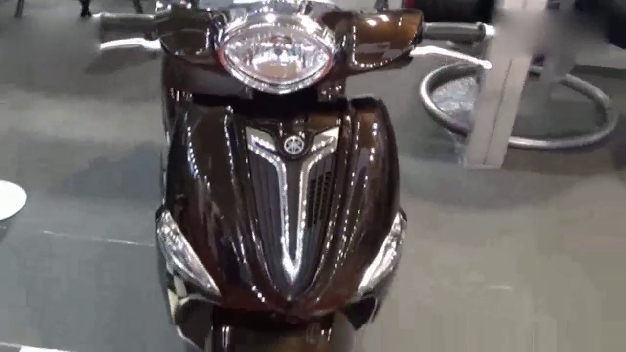 车展上的这款雅马哈摩托车还不错，虽然体积小，但适合女士骑