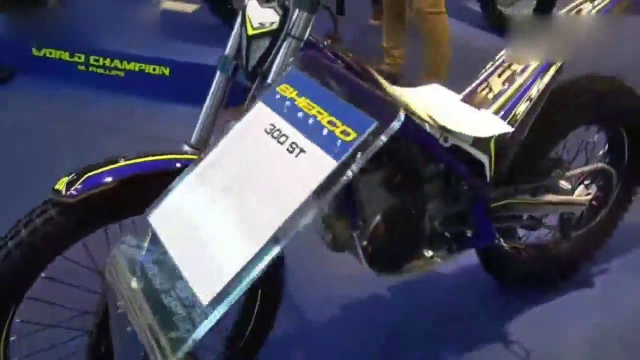 车展上的这辆摩托车不错，售价才五千元，可惜不能买