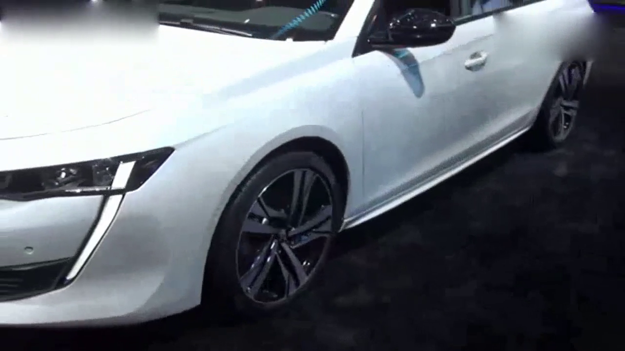 车展上发现一款标志车，款式漂亮价格还不贵，能买吗