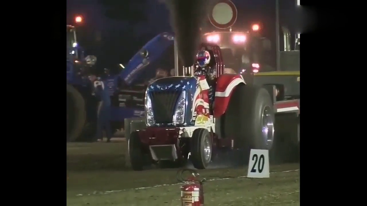 妹子，厉害了，拖拉机愣是让你开出了跑车的感觉！