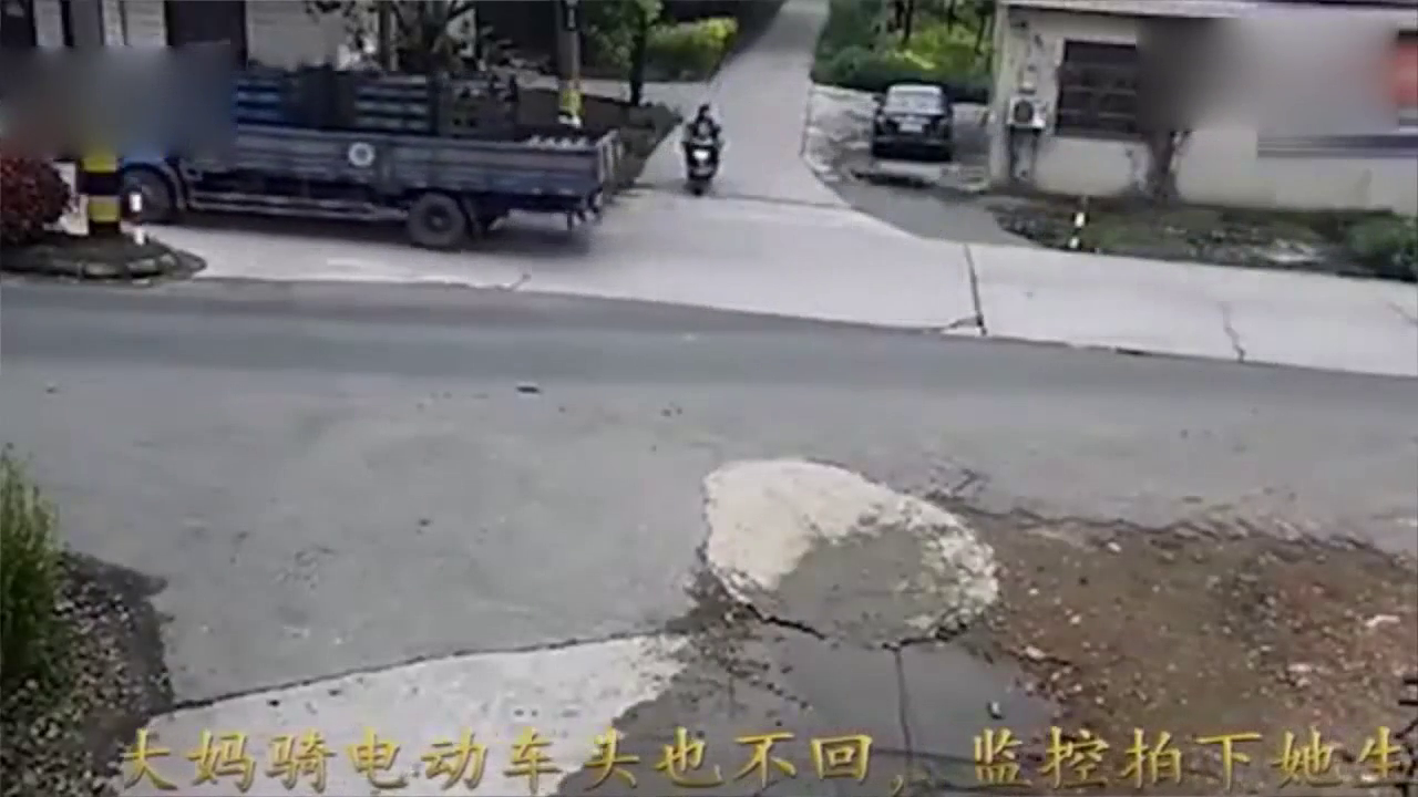 女子骑电动车去买菜，如果她多看两眼，也不会发生这样一幕！