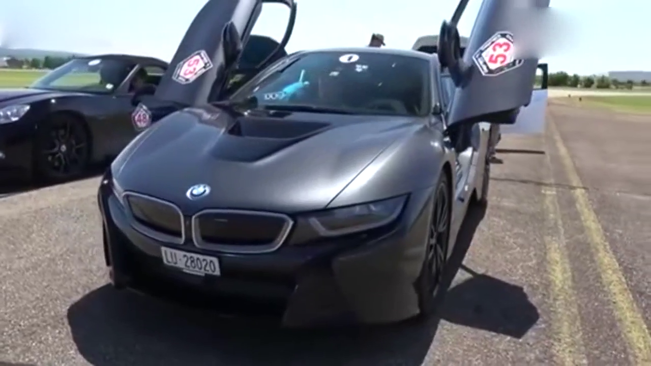 宝马i8调整PP性能与其他跑车比赛，启动那刻真帅气！