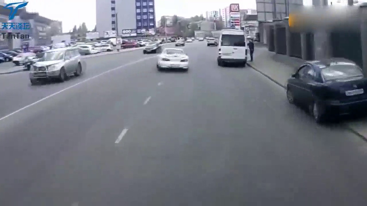 害人又害己 小跑车狂奔失控惨烈撞车