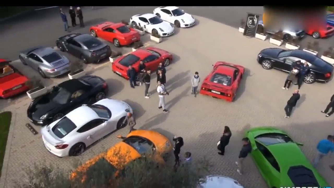 官二代富二代之间的比拼，几十辆跑车亮相，最后压轴吓坏众人