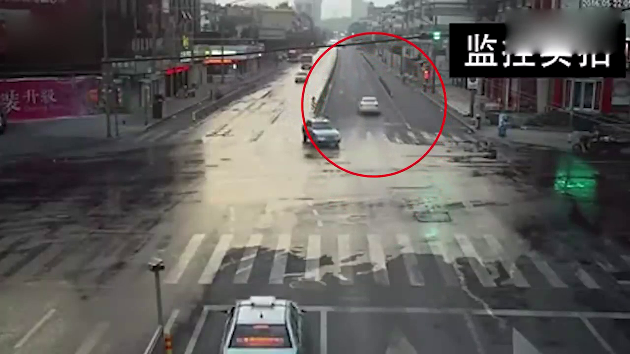 宝马飞速过路口被出租车吓了一跳？你们说交通法判定谁负全责