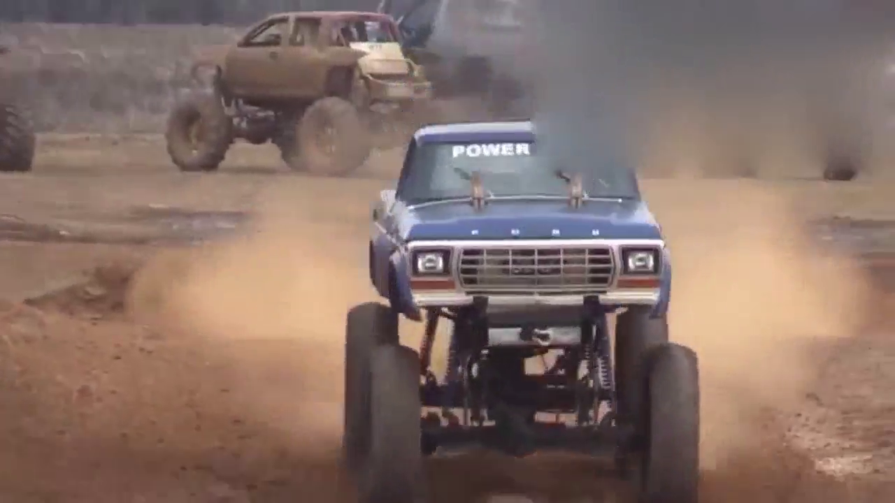 实拍 大型卡车泥路失控