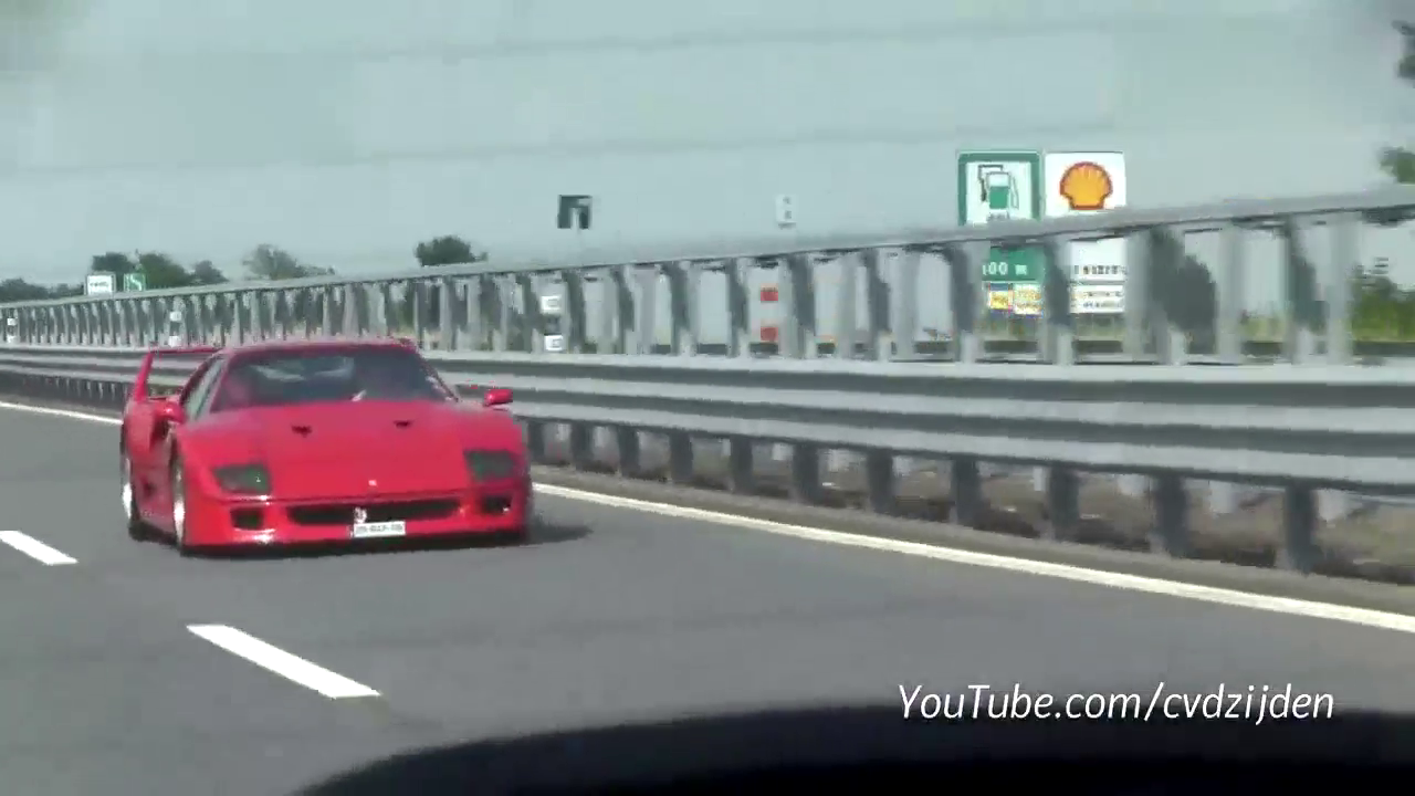 车中跟拍一辆红色跑车