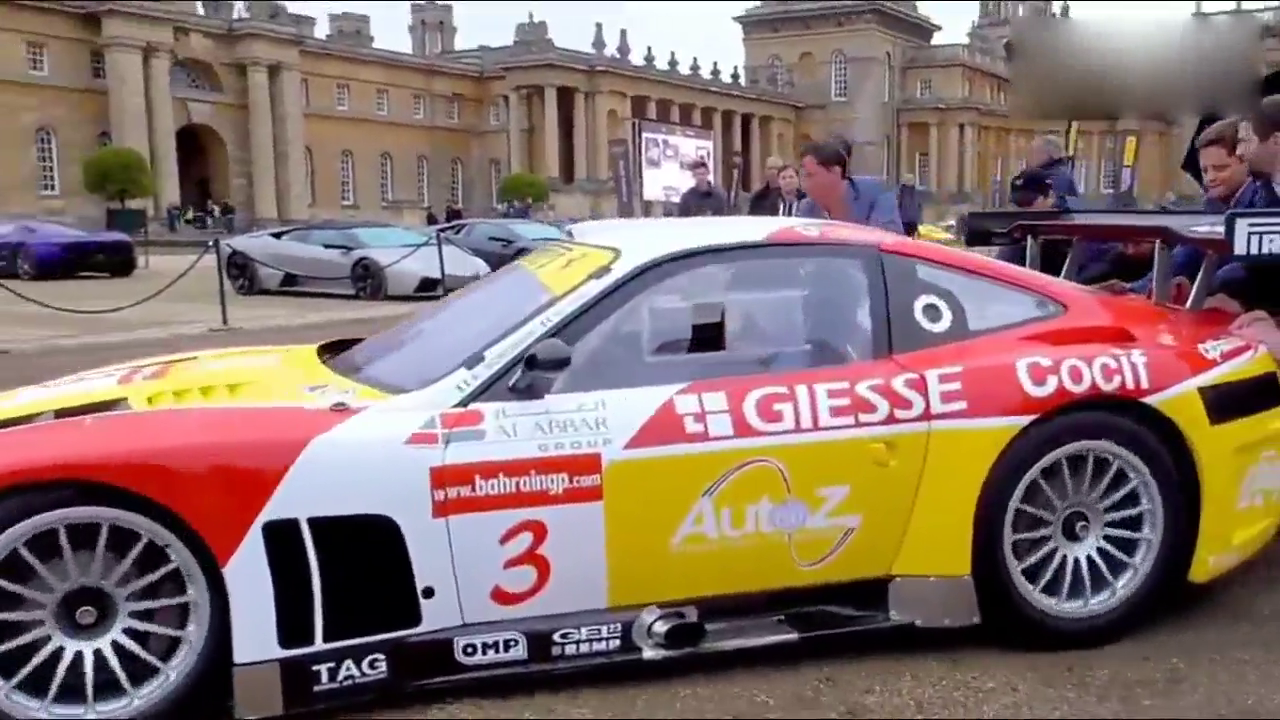 法拉利550超级跑车，看这么多人推着它跑，我嘴角夸张的翘了