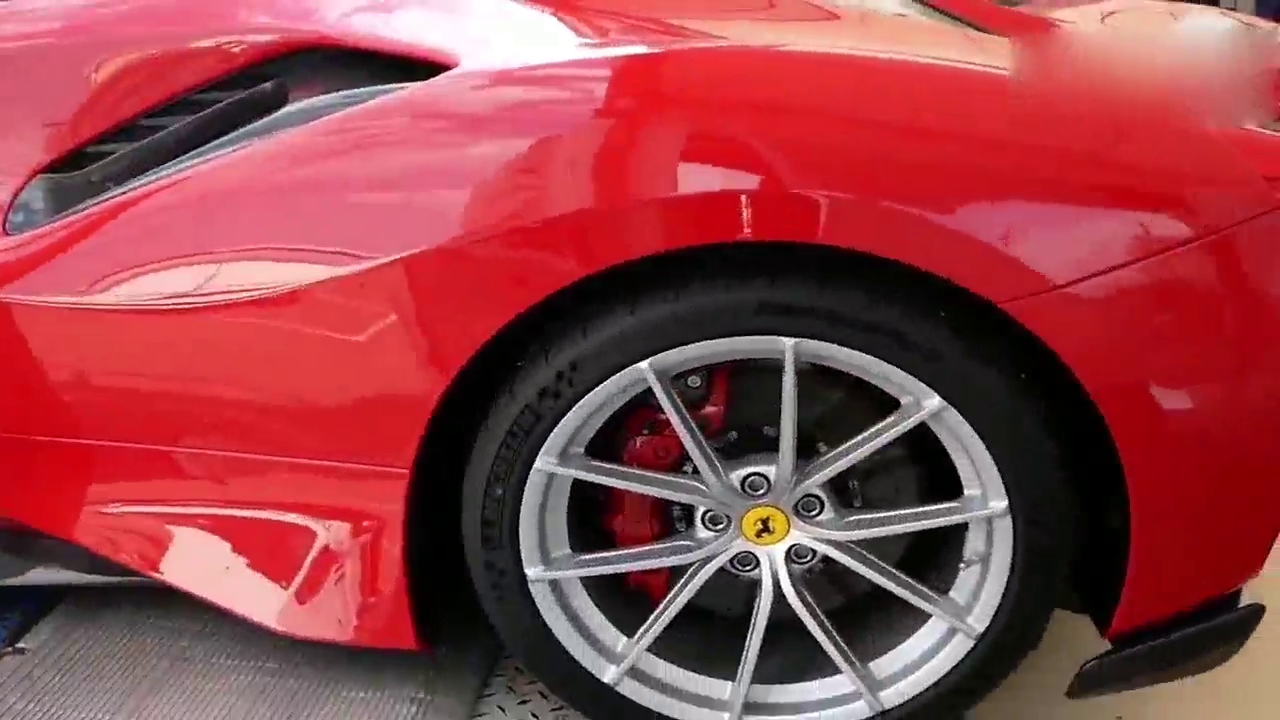 法拉利488 Pista ，据说是最漂亮的跑车，你觉得呢？