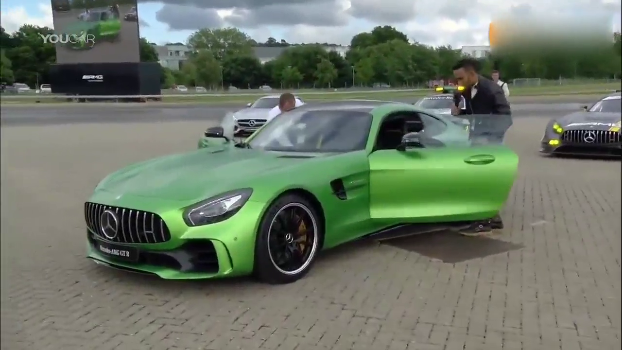 汉密尔顿 试驾款奔驰AMG GTR跑车 对它赞不绝口