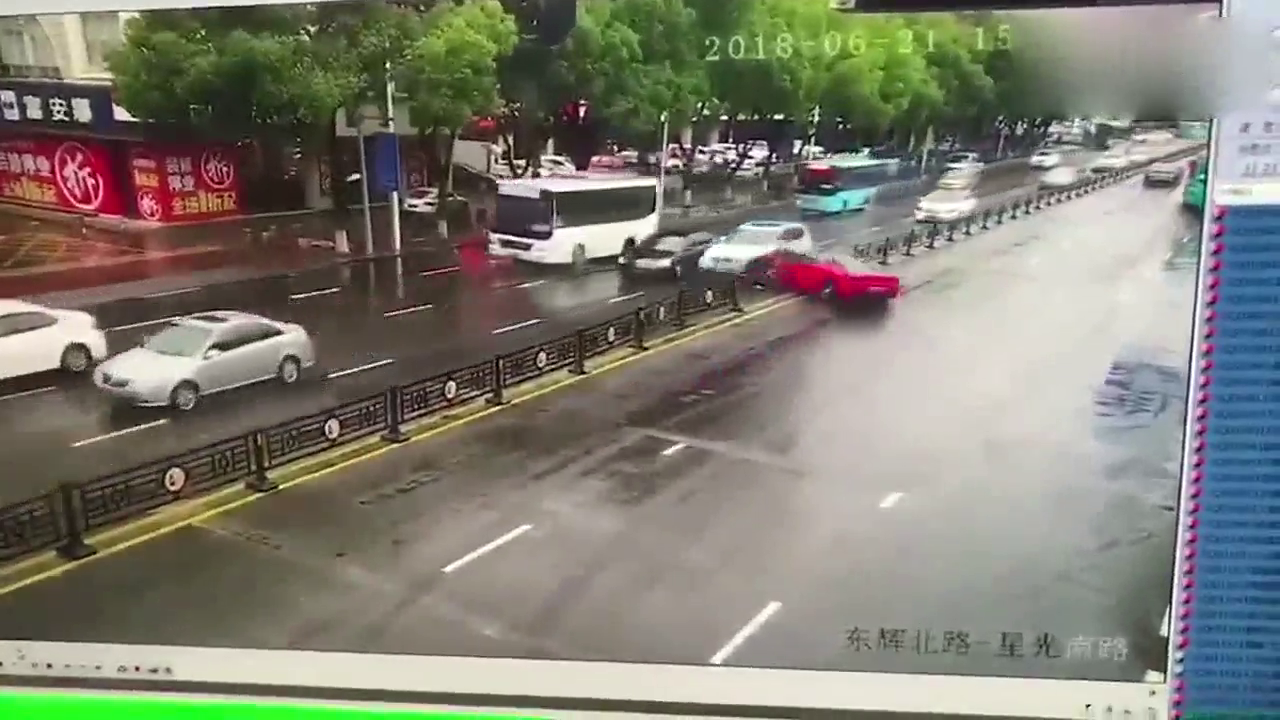 豪华跑车原来这么脆弱，轻轻一碰，车头就没了！