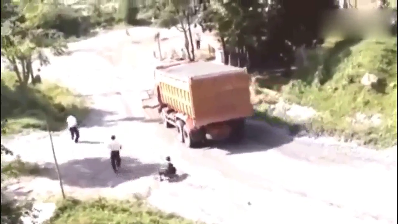 卡车司机下坡，发现不对赶紧跳车，再犹豫一秒性命就交代了