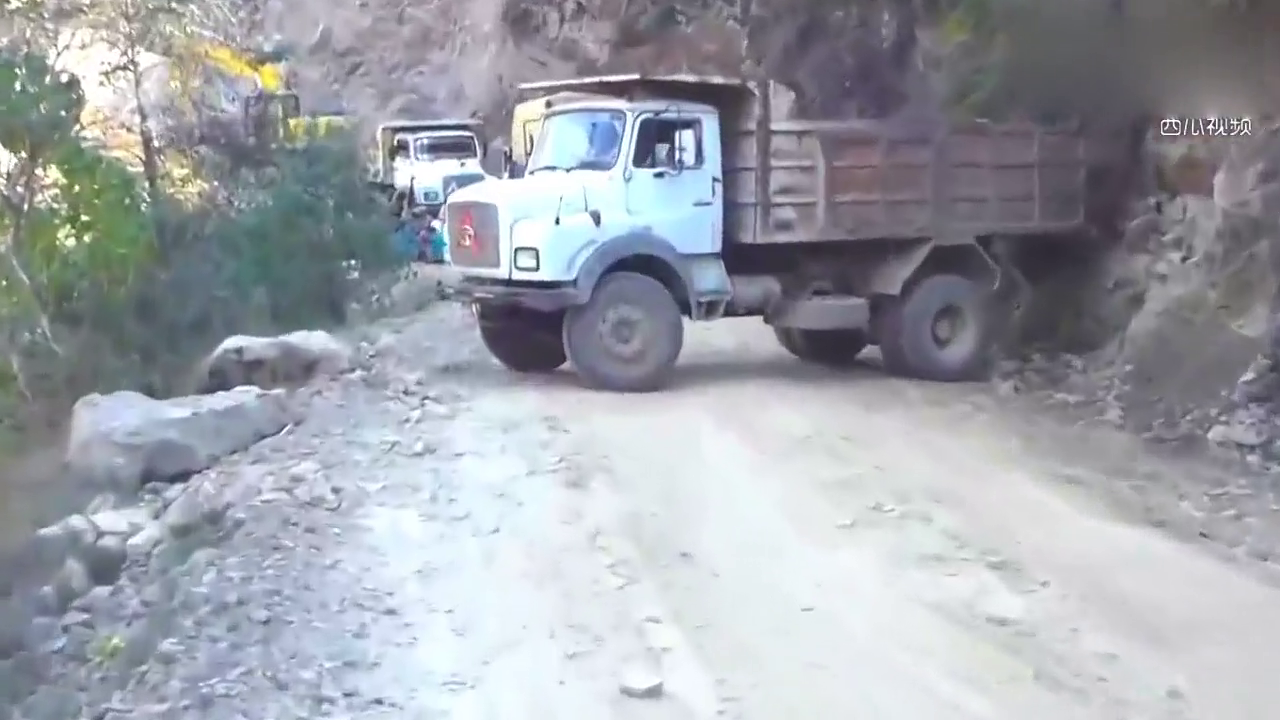 卡车司机的这个倒车不敢说有多牛，但是胆量不是一般的大！