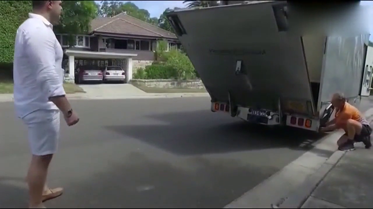 订制跑车刚到货，卸下车的那一刻，真正的霸气刚刚开始