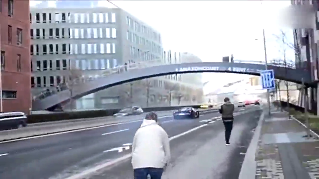 各路土豪驾驶超级跑车在山上或街头玩各种漂移