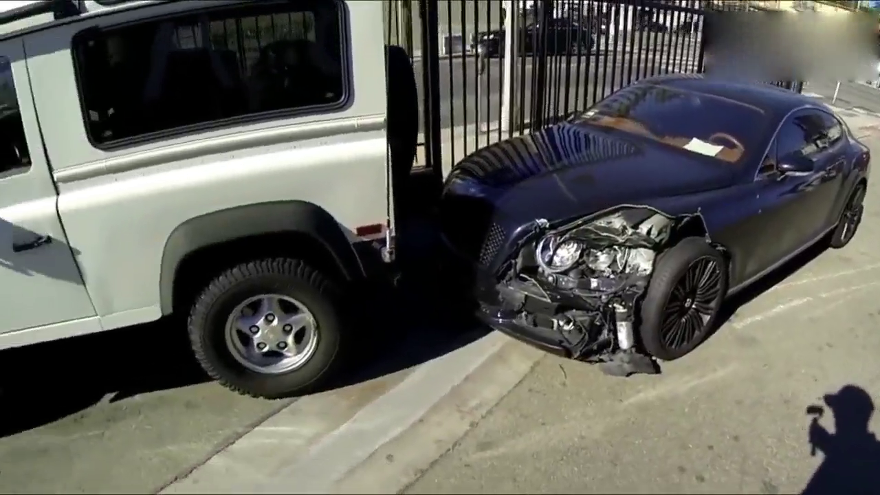 豪华车修理厂一日游，保时捷奥迪不在话下，宾利这惨状挺严重