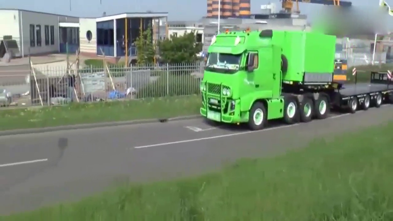 售价几百万的沃尔沃卡车，打开这系统随意转向，随意升降