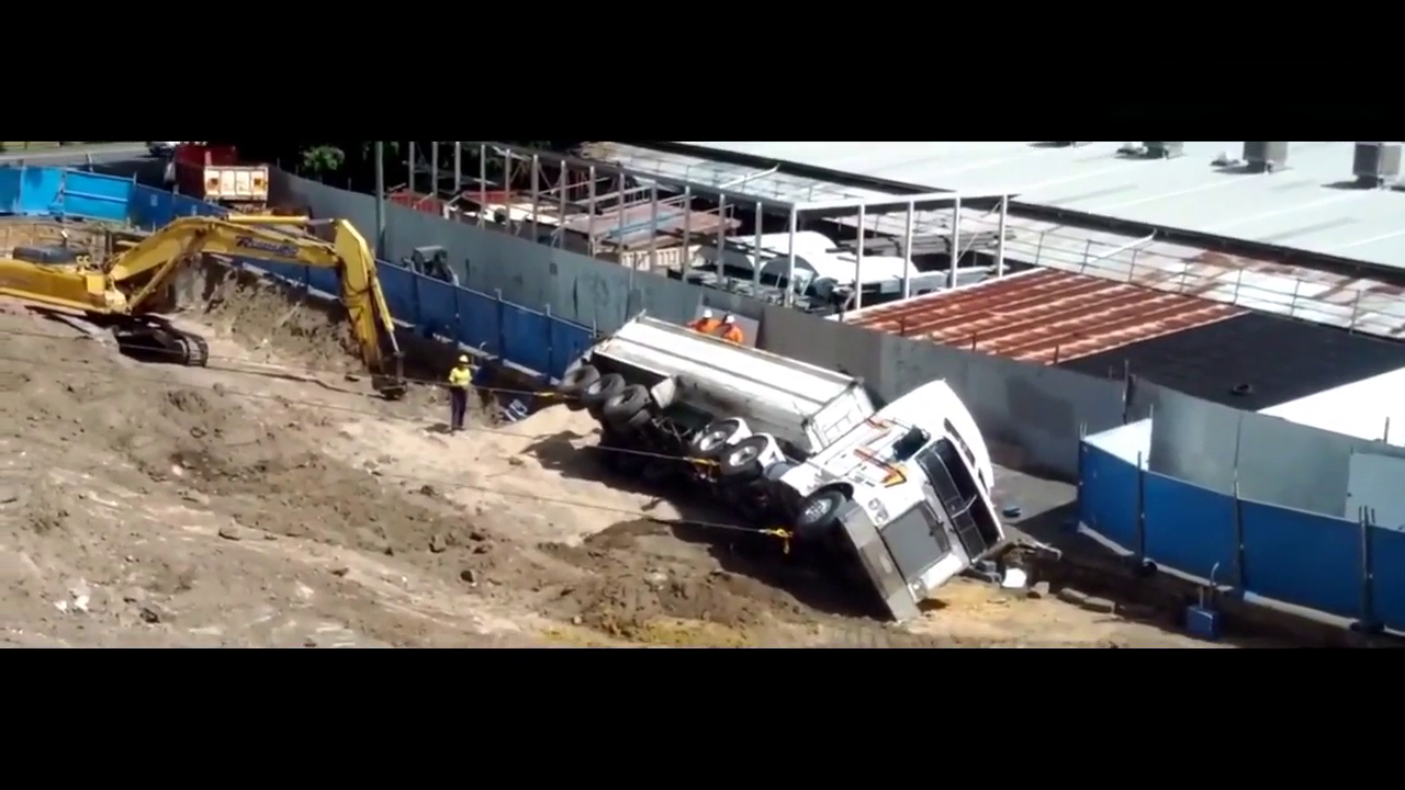 在工地卡车卸车不小心翻车