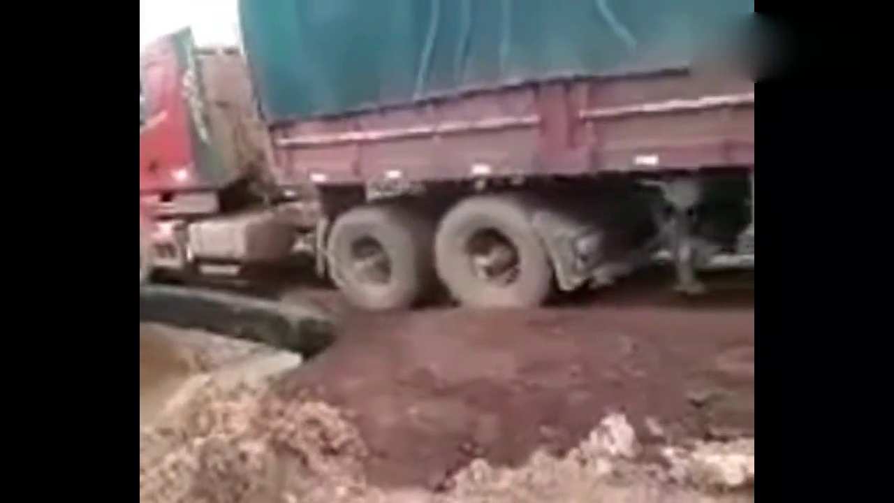 大卡车冒险过独木桥，损失真的惨重