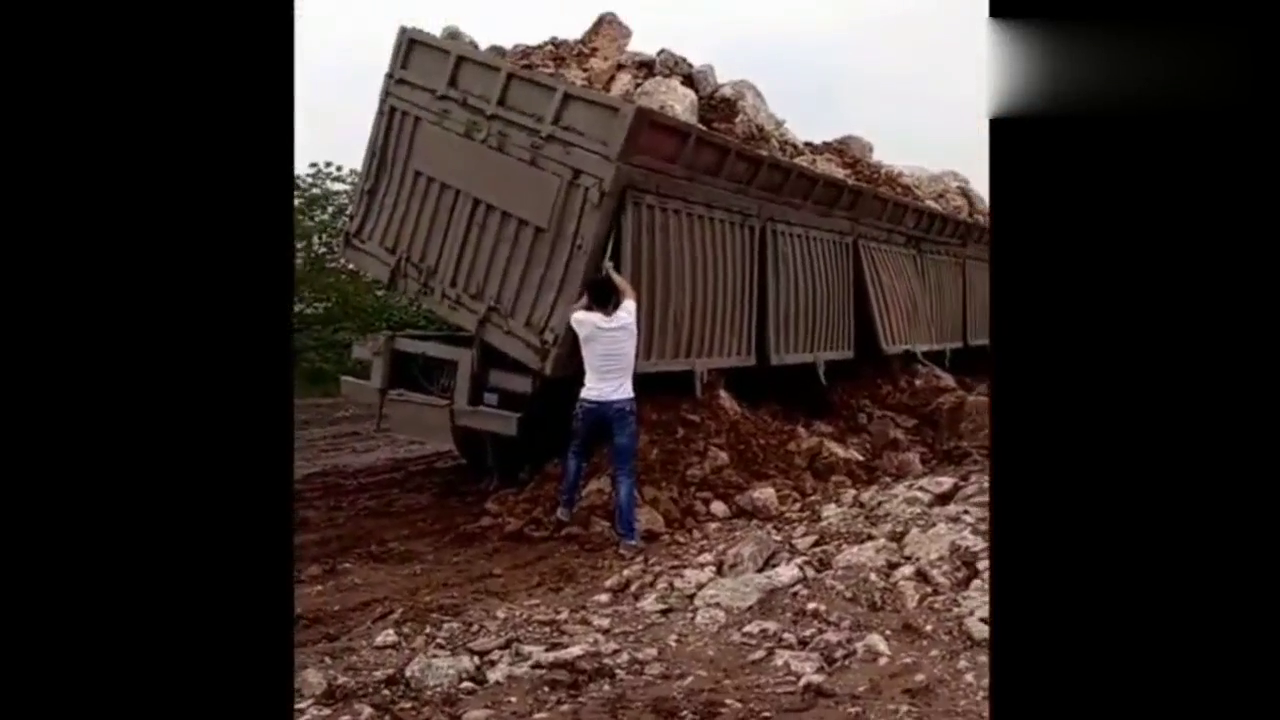 大卡车这样子卸货是不是有点太危险了