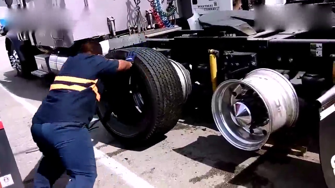 原来卡车轮胎是这么装上去的，算是长见识了