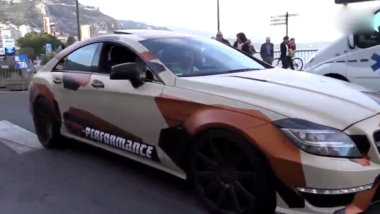 近距离感受奔驰跑车强大的发动机，超快速度引得众人欢呼