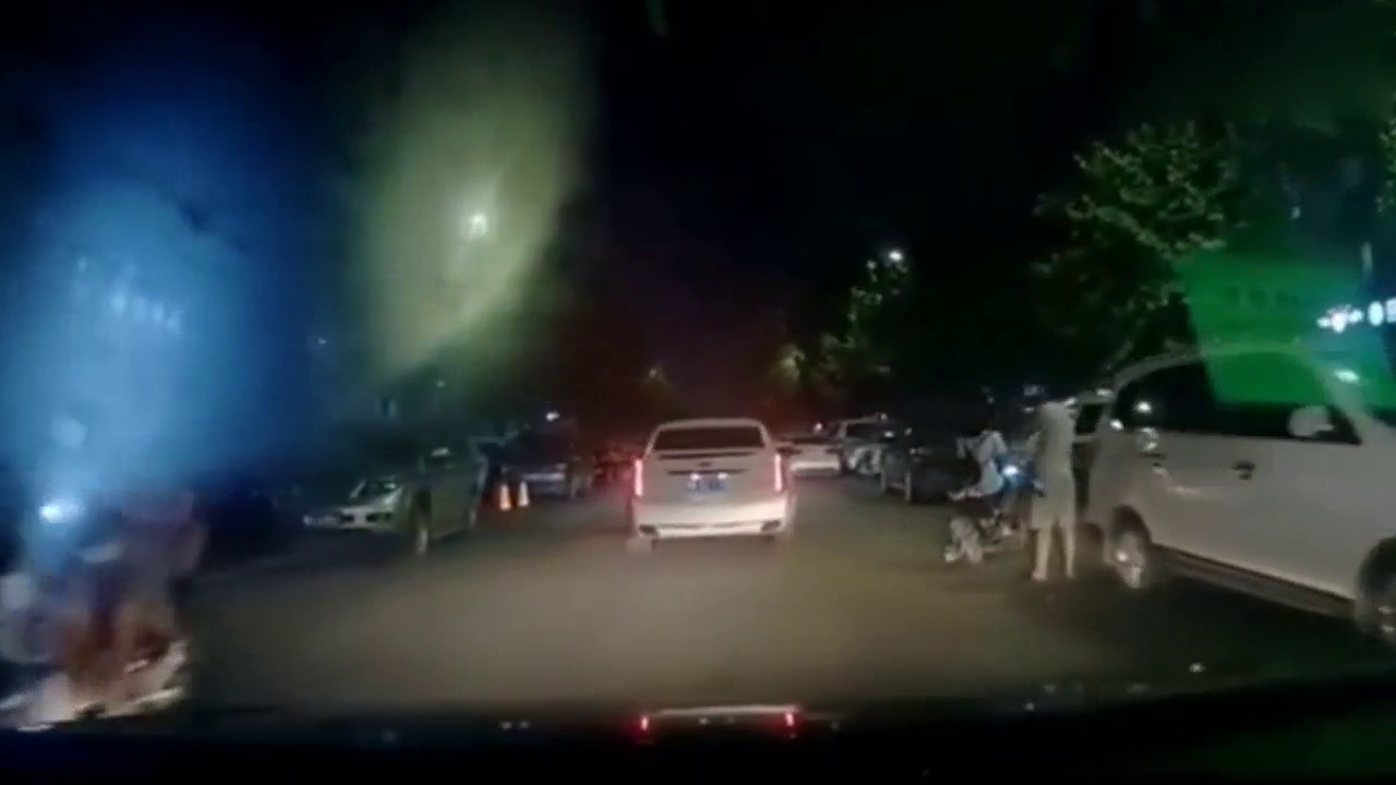 又是“开门杀”，电动车惨遭祸害！5秒后画面真惨