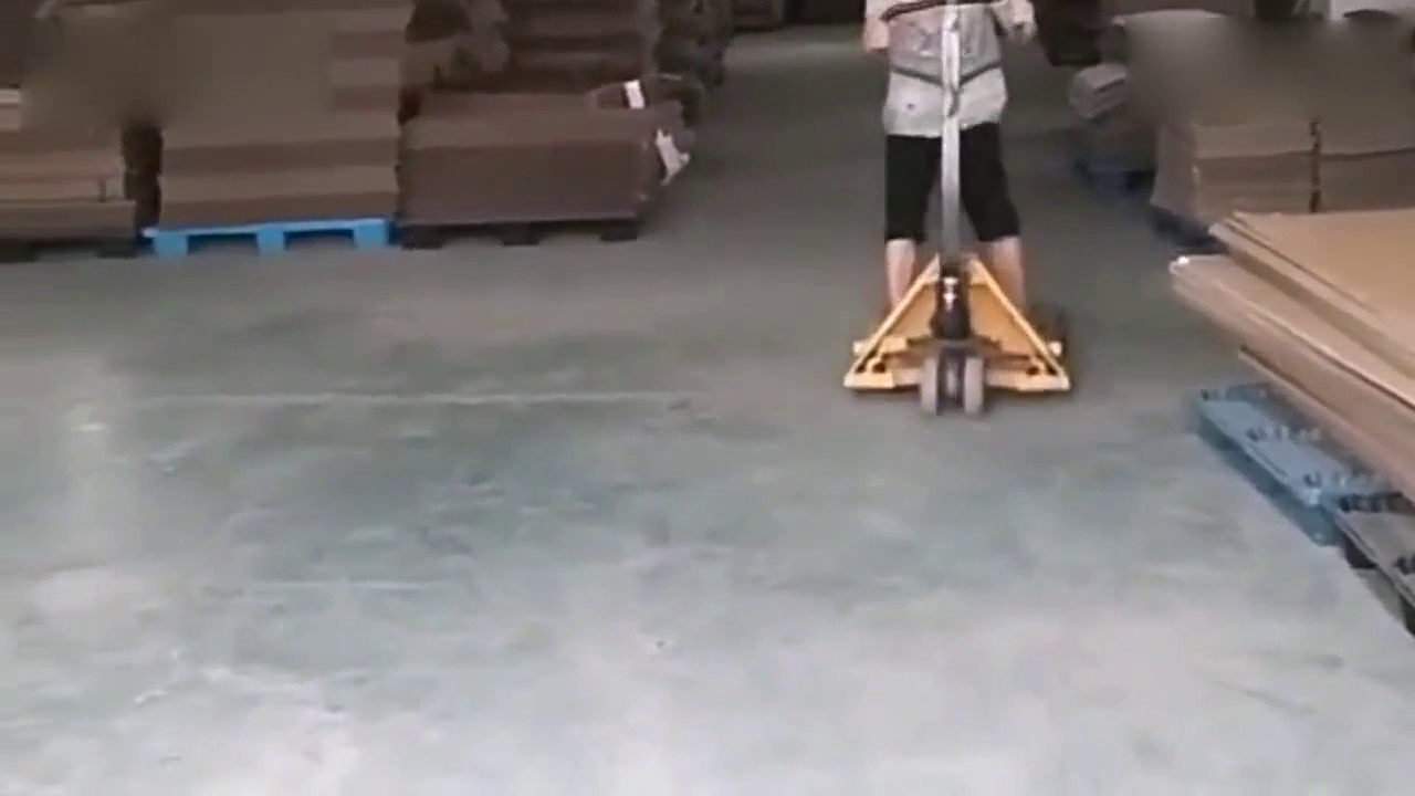 卸货拖车能玩出跑车漂移的感觉，小伙子你前途无量呀